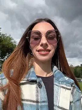 Amelie Crosby online show from July 9, 2:08 pm