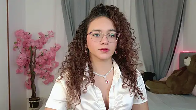 Snapshot of Taylor_Tina chatting on October 6, 4:51 am Taylor Tina online show from October 6, 4:51 am