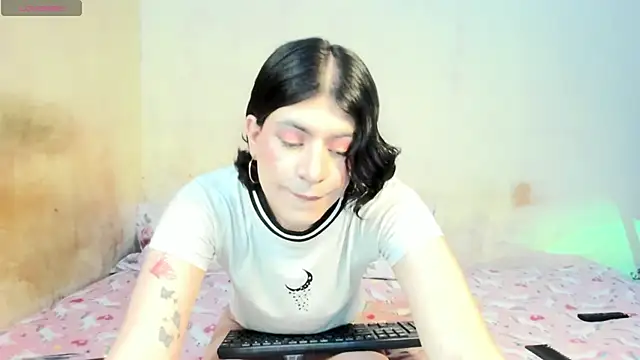 Snapshot of xxxEmmaxx chatting on October 13, 6:05 am xxxEmmaxx online show from October 13, 6:05 am