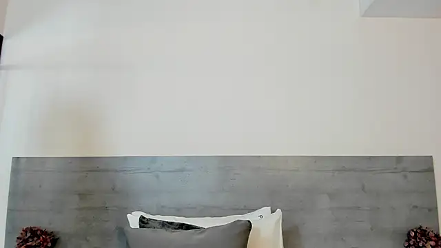 sunnyWhitee online show from March 9, 7:06 pm