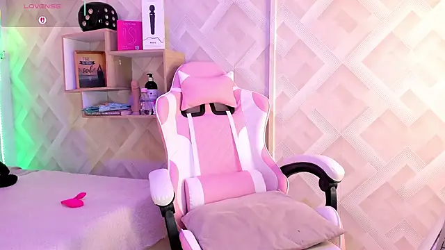 Clhoe Johnson online show from October 23, 1:06 pm