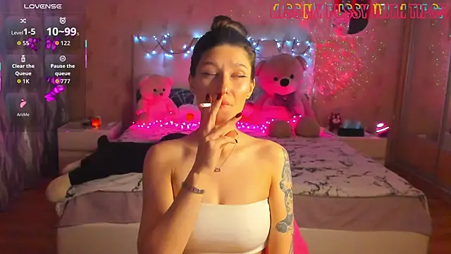 Snapshot of unearthly_di chatting on October 5, 4:23 pm unearthly di online show from October 5, 4:23 pm