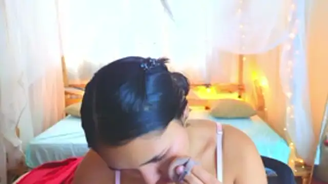 loreaniss online show from November 10, 7:53 pm