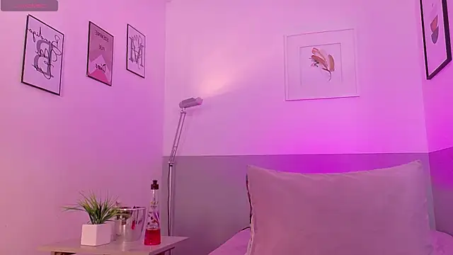 cutepetitee online show from April 23, 7:38 pm