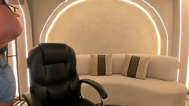 AmbarJames  online show from November 6, 12:33 pm