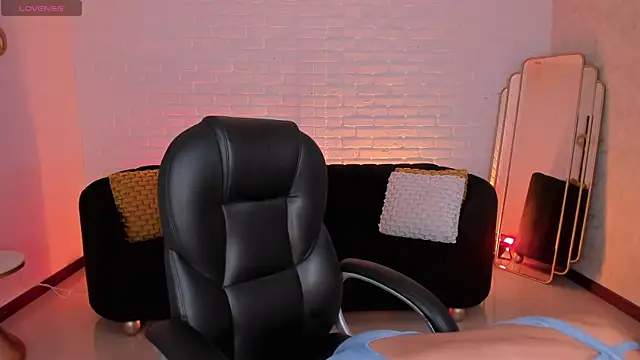 Snapshot of SophieHouston_ chatting on October 20, 6:05 am SophieHouston online show from October 20, 6:05 am