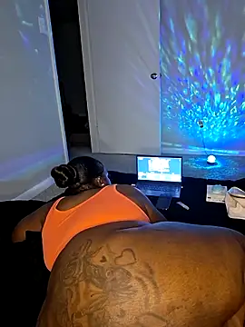 Snapshot of Thickkemzz41 chatting on September 16, 12:18 am Thickkemzz41 online show from September 16, 12:18 am