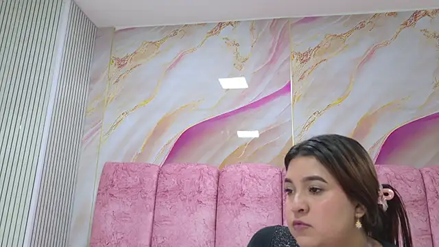 emmacurvy online show from June 24, 3:05 am