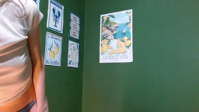 Snapshot of Roxiehood chatting on October 20, 2:14 am Roxiehood online show from October 20, 2:14 am