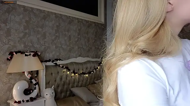 Snapshot of Emma_Frosty chatting on October 15, 8:55 pm Emma Frosty online show from October 15, 8:55 pm