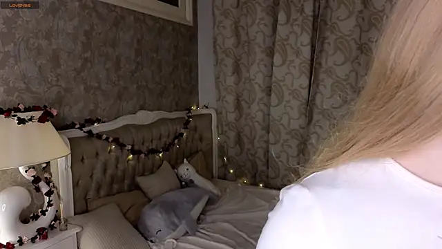Snapshot of Emma_Frosty chatting on September 21, 6:39 pm Emma Frosty online show from September 21, 6:39 pm