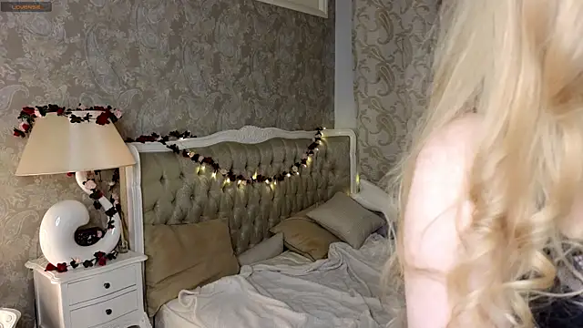 Snapshot of Emma_Frosty chatting on October 11, 8:11 pm Emma Frosty online show from October 11, 8:11 pm