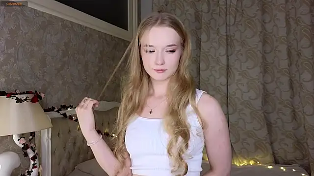 Snapshot of Emma_Frosty chatting on September 19, 6:18 pm Emma Frosty online show from September 19, 6:18 pm