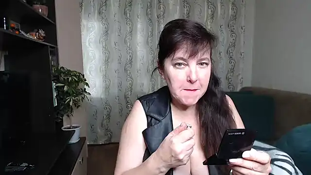 Snapshot of Illusionq chatting on October 2, 6:18 am Illusionq online show from October 2, 6:18 am