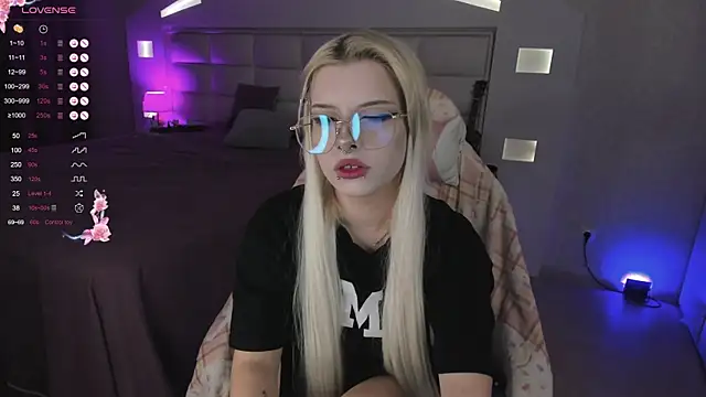 Cuddly Kitten online show from September 13, 10:07 pm