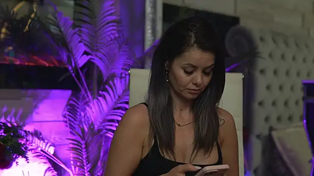Snapshot of SeductiveMom chatting on September 9, 3:17 am SeductiveMom online show from September 9, 3:17 am
