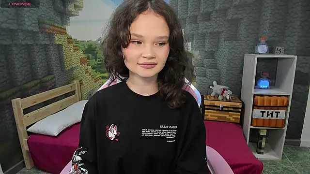 EmilyChaves online show from September 27, 4:58 pm