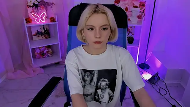 AuroraWrenfield online show from November 6, 7:58 am