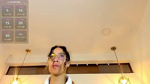 Hanna Cornee  online show from November 17, 1:34 pm