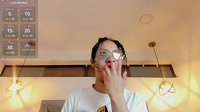 Hanna Cornee  online show from November 5, 2:11 pm