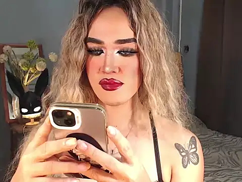 Snapshot of AleinaCroft chatting on October 2, 1:32 am AleinaCroft online show from October 2, 1:32 am