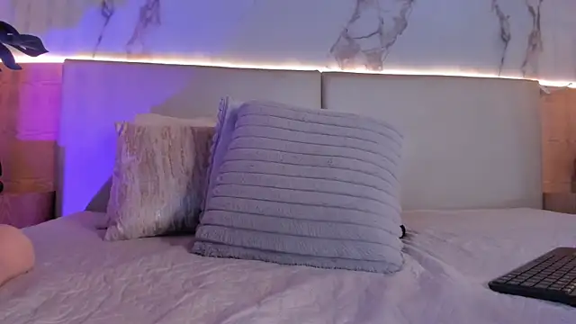 ValSmith  online show from December 21, 4:50 am