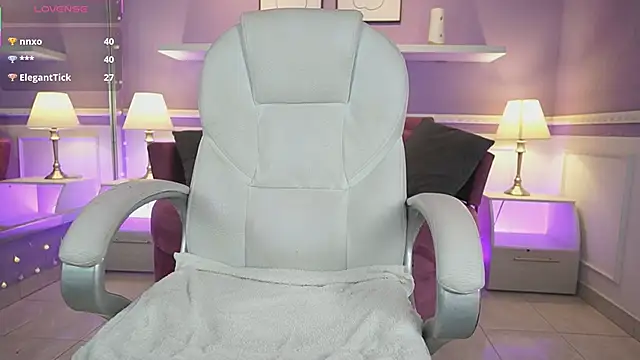 Snapshot of NicoleCrawft chatting on October 8, 7:40 pm NicoleCrawft online show from October 8, 7:40 pm