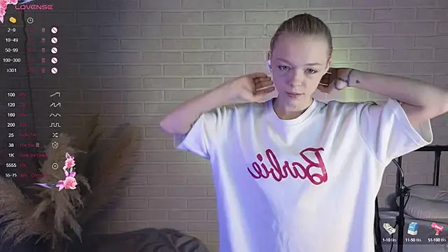 Snapshot of MillaHolt chatting on September 17, 9:07 am MillaHolt online show from September 17, 9:07 am