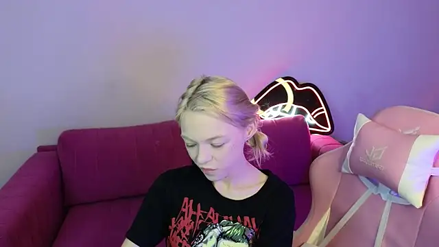 Snapshot of MillaHolt chatting on September 13, 1:35 am MillaHolt online show from September 13, 1:35 am