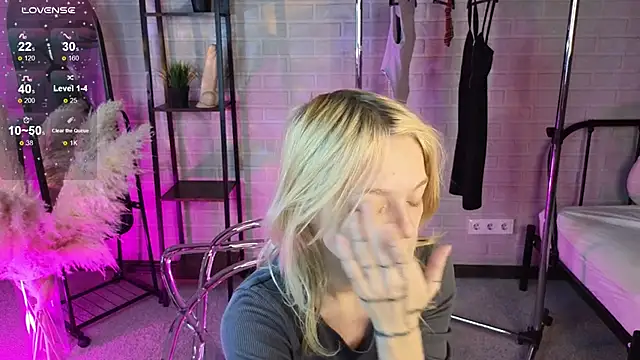 Snapshot of MillaHolt chatting on September 29, 8:19 am MillaHolt online show from September 29, 8:19 am