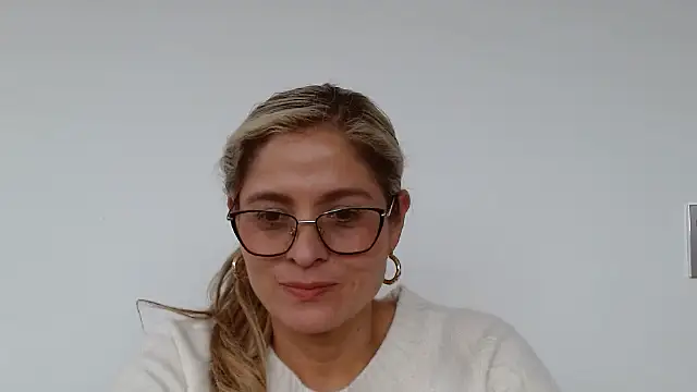 Snapshot of linda-mature43 chatting on September 23, 7:01 pm linda-mature43 online show from September 23, 7:01 pm