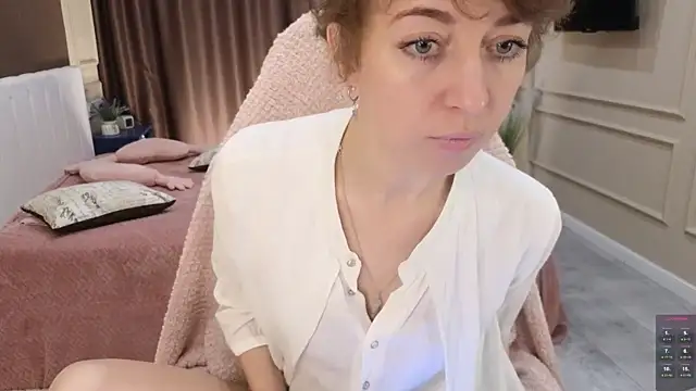 Snapshot of daniellia_ chatting on October 3, 9:03 am daniellia online show from October 3, 9:03 am