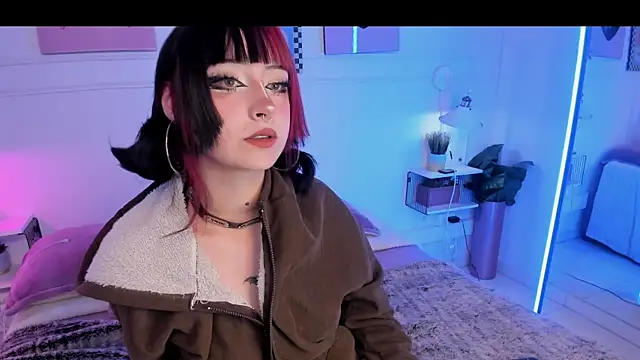 Zoe Lynch  online show from July 6, 11:59 am