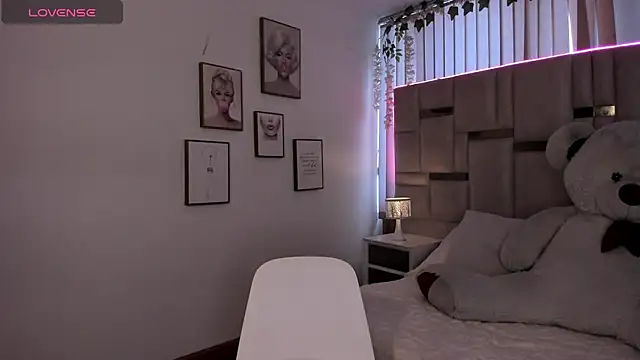 Zoey thompson online show from July 2, 8:59 pm