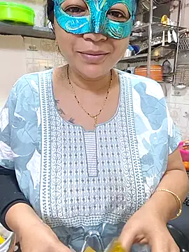 Queen Nightt online show from October 3, 3:00 am