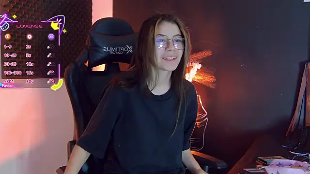 RavennMoonn online show from March 13, 1:45 pm