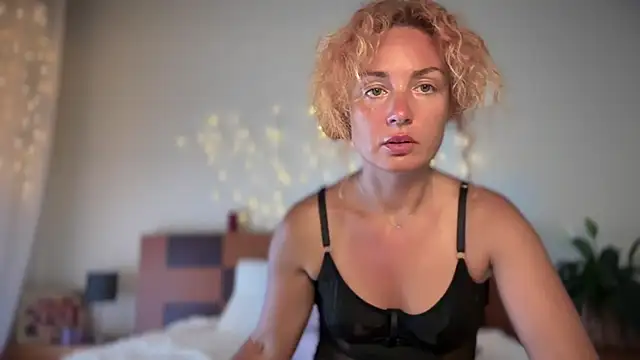Reddgiirl online show from July 21, 6:30 pm