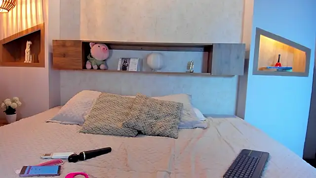 Emilly Beaumont online show from February 11, 1:45 pm