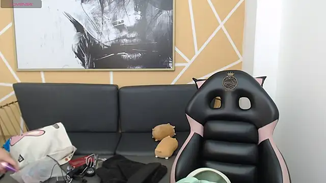 olivia russo  online show from March 10, 8:02 pm