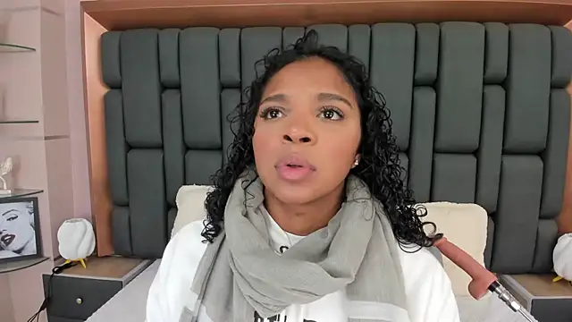Snapshot of LisaMendez chatting on October 21, 3:43 am LisaMendez online show from October 21, 3:43 am