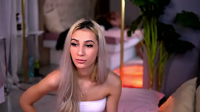 AwaLynch online show from February 19, 4:45 am