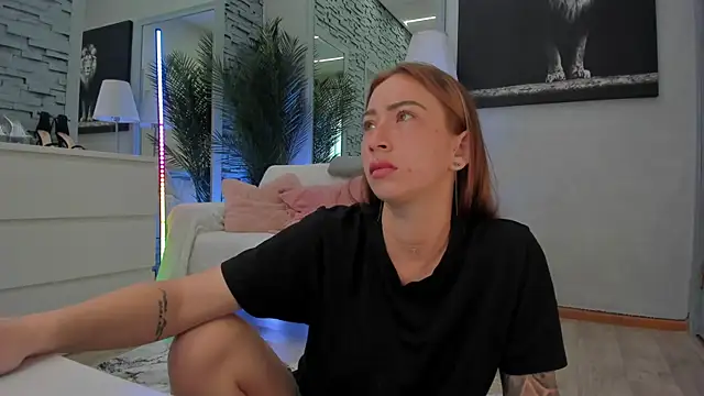 Reina Cummings online show from July 2, 5:46 am