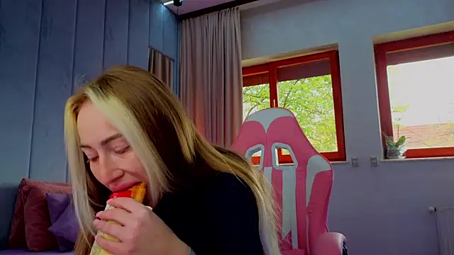 Reina Cummings online show from October 26, 7:04 am