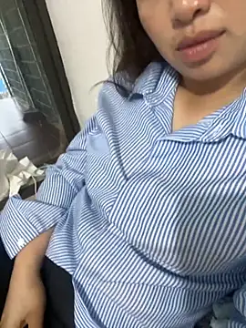Snapshot of Nhung584 chatting on October 16, 9:56 am Nhung584 online show from October 16, 9:56 am