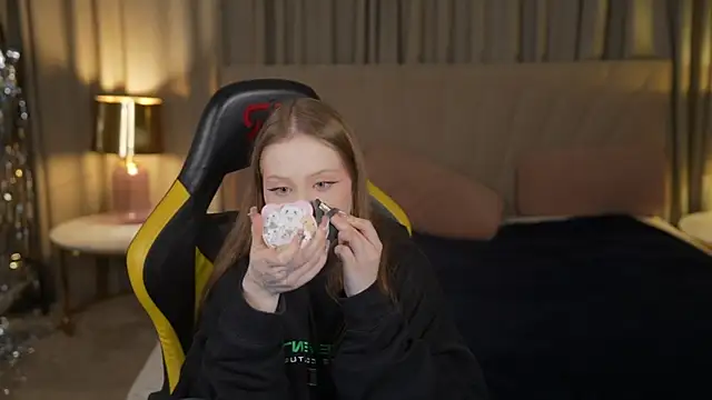 Snapshot of Esmie_Smile chatting on September 19, 10:31 pm Esmie Smile online show from September 19, 10:31 pm