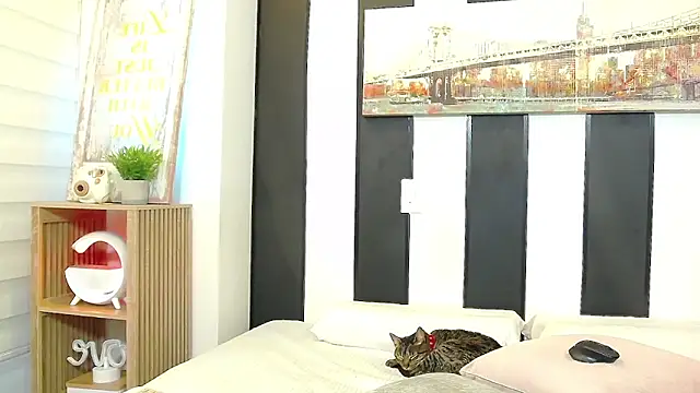 ParisRoux online show from February 19, 8:40 pm