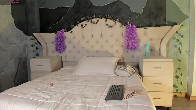 AmbarFoxx  online show from June 25, 6:40 am