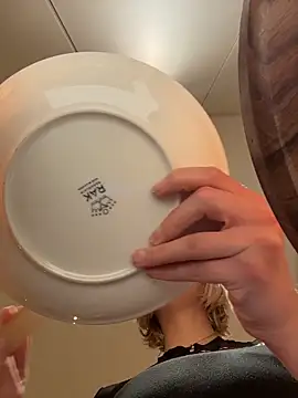 zoeypink online show from February 11, 7:43 am