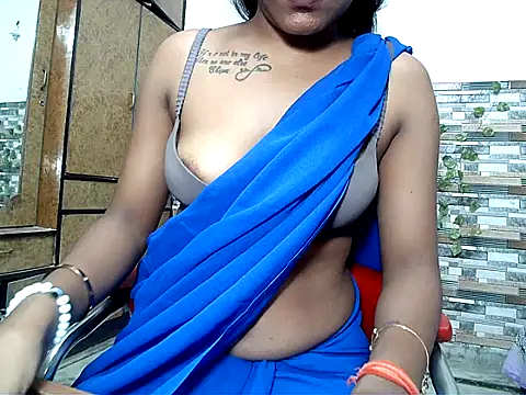 Snapshot of HOT_AARVI11 chatting on October 5, 6:13 pm HOT AARVI11 online show from October 5, 6:13 pm