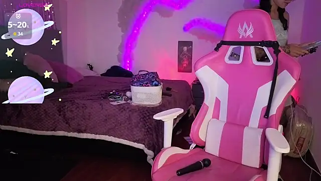 larah uwu online show from February 25, 8:40 pm